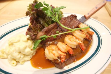 Lokantada lezzetli yemekler servis ediliyor.