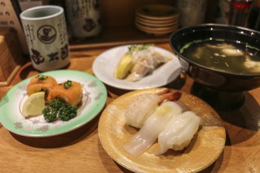 Lokantada lezzetli yemekler servis ediliyor.