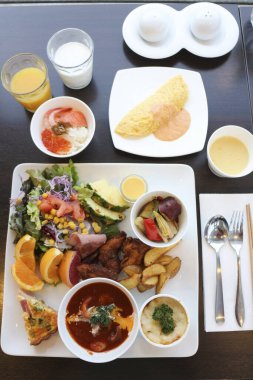 Lokantada lezzetli yemekler servis ediliyor.