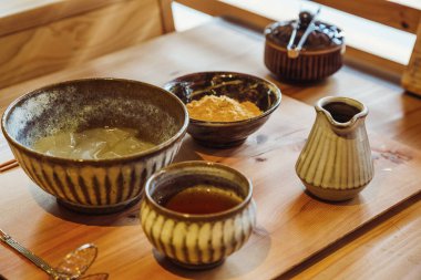 Lezzetli yemekler masada servis edilir.