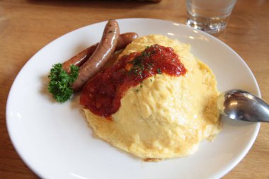 Lokantada lezzetli yemekler servis ediliyor.