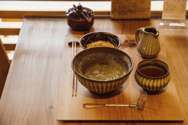 Lokantada lezzetli yemekler servis ediliyor. 