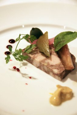 Lokantada lezzetli yemekler servis ediliyor.