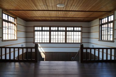 Gün ışığında boş yurt odası 