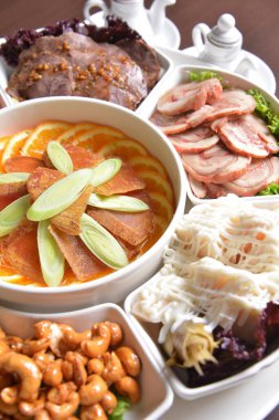 Lokantada lezzetli yemekler servis ediliyor.