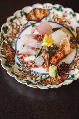 Lokantada lezzetli yemekler servis ediliyor.