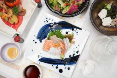 Restoranda servis edilen deniz ürünleri.