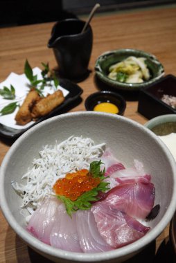 Lokantada lezzetli yemekler servis ediliyor.