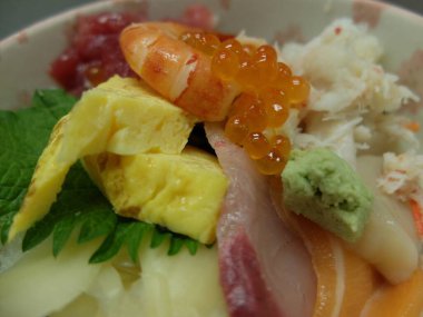 Lokantada lezzetli yemekler servis ediliyor.