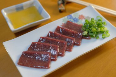 Lokantada lezzetli yemekler servis ediliyor.