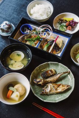 Lokantada lezzetli yemekler servis ediliyor.