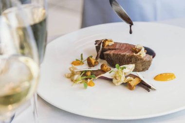 Lokantada öğle yemeği