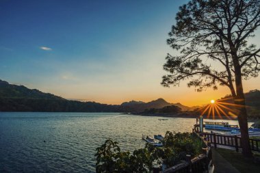 Tayvan 'da gün batımında dağ manzarası