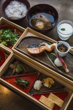 Lokantada lezzetli yemekler servis ediliyor.