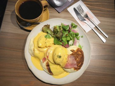 Lokantada lezzetli yemekler servis ediliyor.