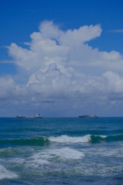 Tayvan 'da mavi deniz ve gökyüzü