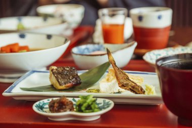 Lokantada öğle yemeği