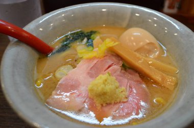 Tabaktaki çorbayı yakın.