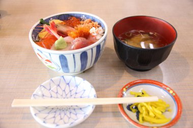 Lokantada öğle yemeği