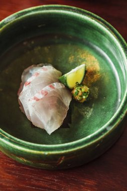 Lokantada lezzetli yemekler servis ediliyor.