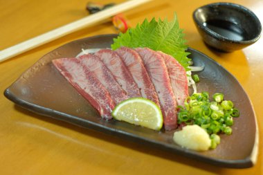 Lokantada lezzetli yemekler servis ediliyor.