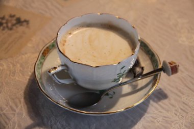 Lokantada bir fincan kahve.