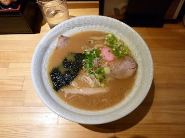 Lokantada lezzetli yemekler servis ediliyor.