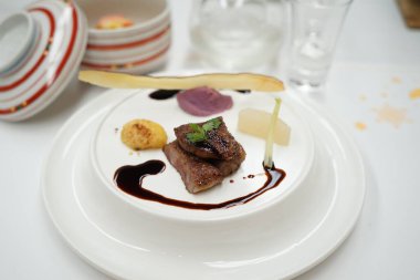 Lokantada lezzetli yemekler servis ediliyor.