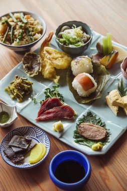 Lokantada lezzetli yemekler servis ediliyor.