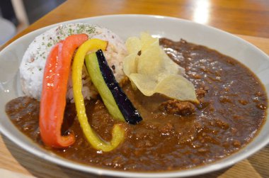 Lokantada lezzetli yemekler servis ediliyor.