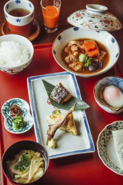 Lokantada lezzetli yemekler servis ediliyor.