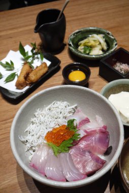 Lokantada lezzetli yemekler servis ediliyor.