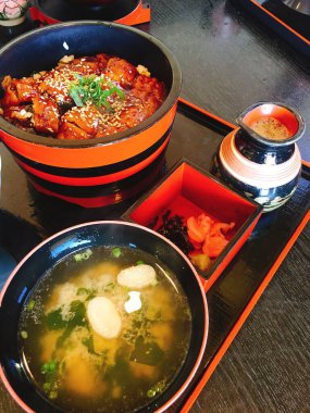 Lokantada lezzetli yemekler servis ediliyor.