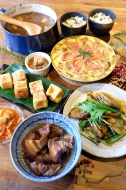 Lokantada lezzetli yemekler servis ediliyor.