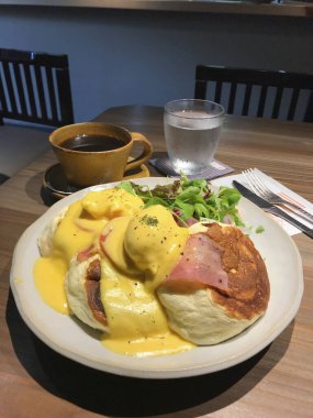 Lokantada lezzetli yemekler servis ediliyor.