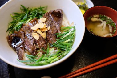 Lokantada lezzetli yemekler servis ediliyor.