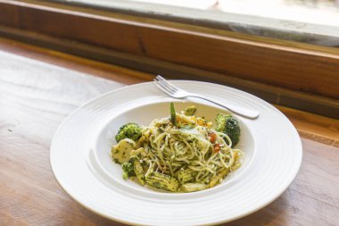 Lokantada öğle yemeği