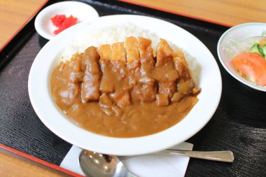 Lokantada lezzetli yemekler servis ediliyor.