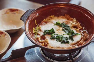 Tabaktaki çorbayı yakın.