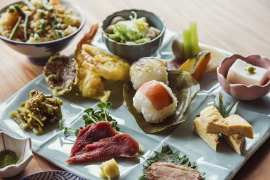 Lokantada lezzetli yemekler servis ediliyor.