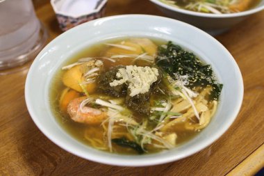 Tabaktaki çorbayı yakın.