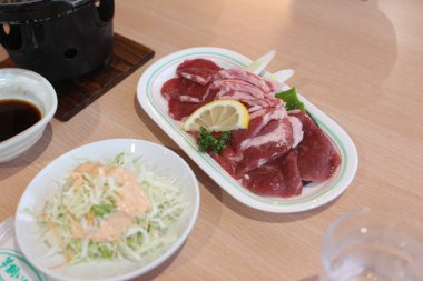 Lokantada lezzetli yemekler servis ediliyor.