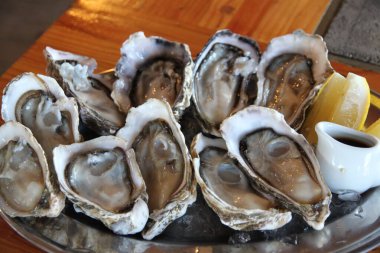 Restoranda servis edilen deniz ürünleri.