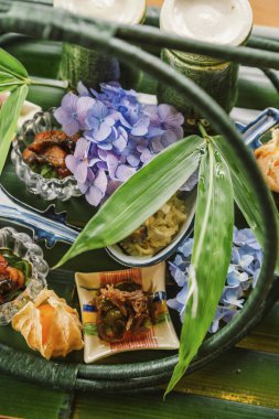 Lokantada lezzetli yemekler servis ediliyor. 