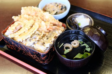 Lokantada lezzetli yemekler servis ediliyor.