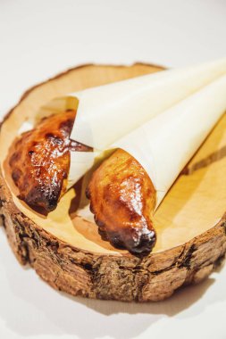 Lokantada lezzetli yemekler servis ediliyor.