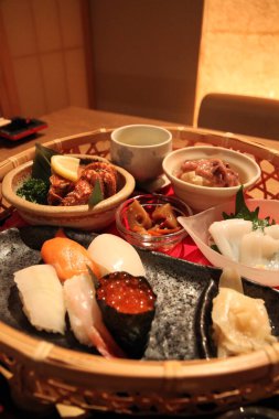 Lokantada lezzetli yemekler servis ediliyor.