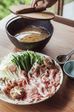 Lokantada lezzetli yemekler servis ediliyor.