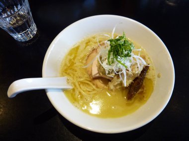 Tabaktaki çorbayı yakın.