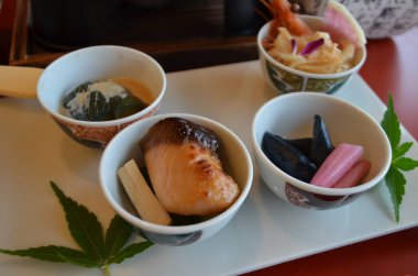 Restoranda servis edilen deniz ürünleri.